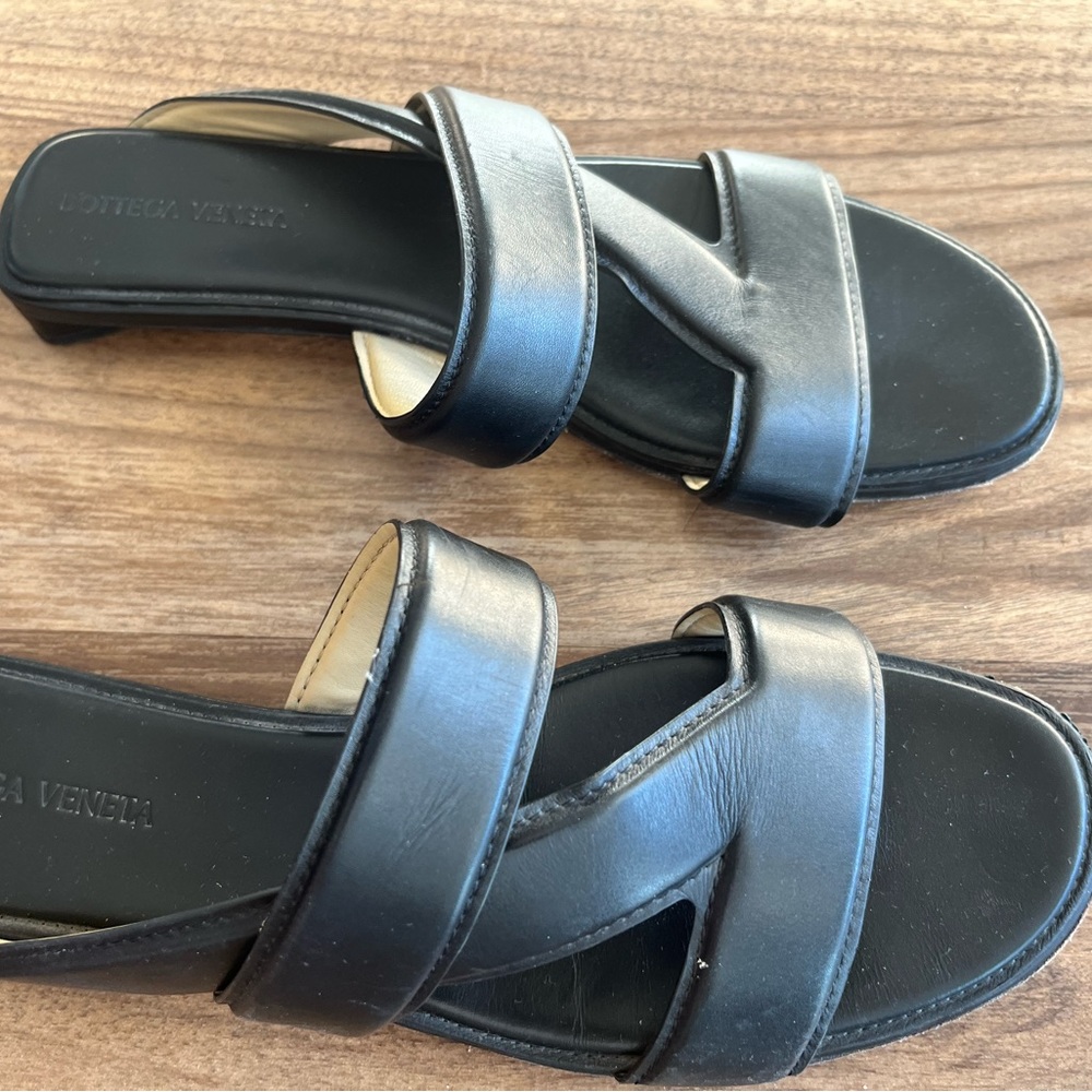 Black sandal in excellent condition